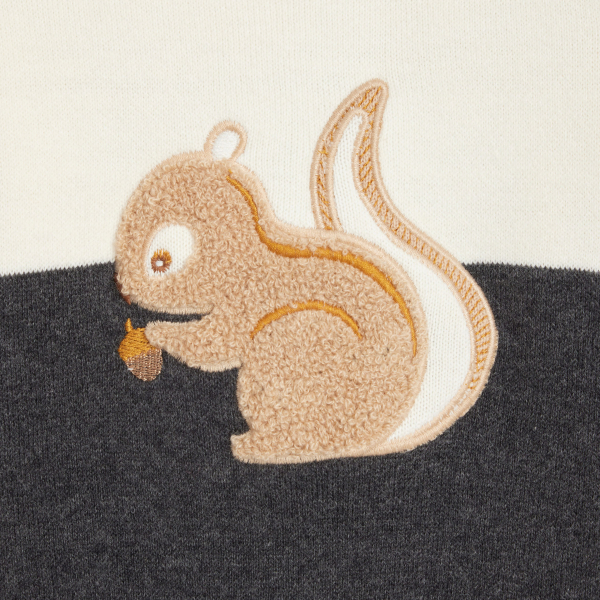 بلوفر منسوج من الصوف الناعم باللون الأبيض، ومنمق برسمة لسنجاب، للفتيات الصغيرات